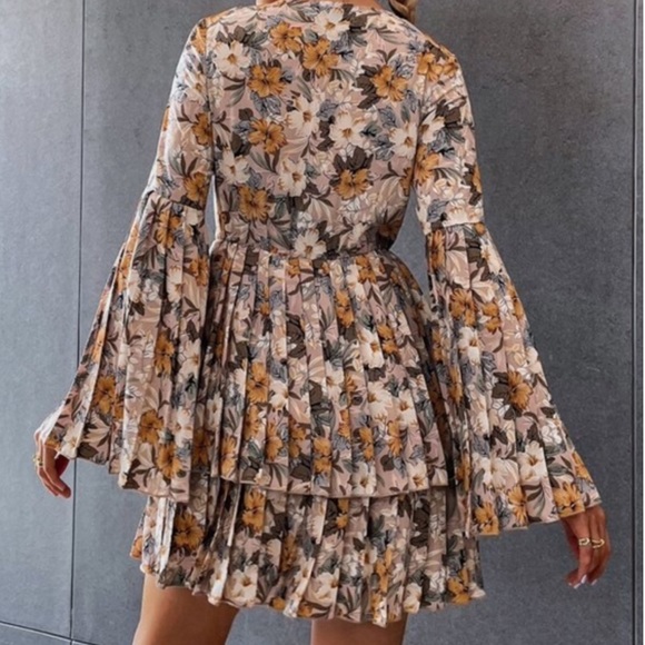 Bohemian Floral Print Bell Sleeve Ruffle Mini Dress - Picture 2 of 4